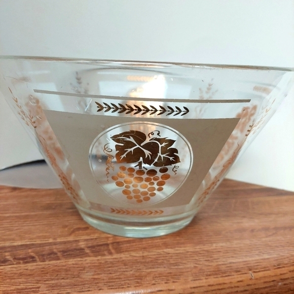 Vintage* Glass Chip/Fruit Bowl with Gold Fruit and Wheat Design - Picture 1 of 5